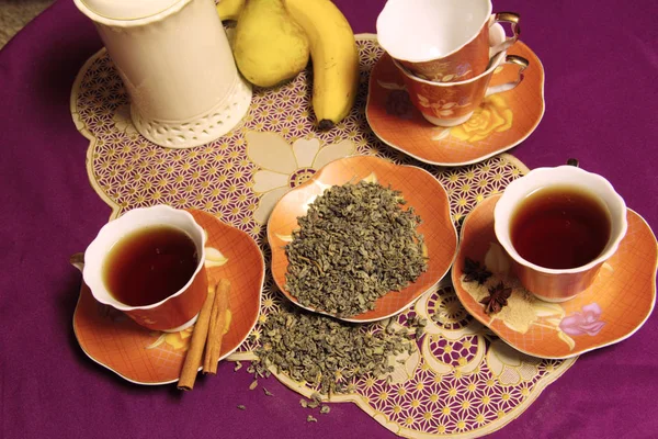 iki fincan kahve ve meyve.