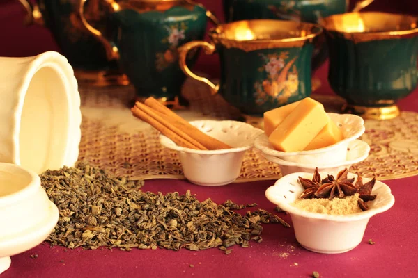 çay şeker gevşek çay tarçın çubukları ve diğer baharatlar fincan