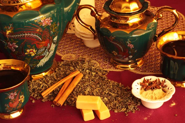 çaydanlık şeker gevşek çay tarçın çubukları ve diğer baharatlar