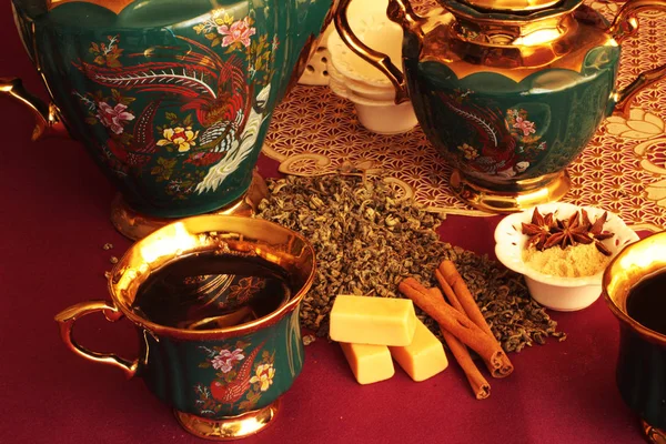 çay şeker gevşek çay tarçın çubukları ve diğer baharatlar fincan