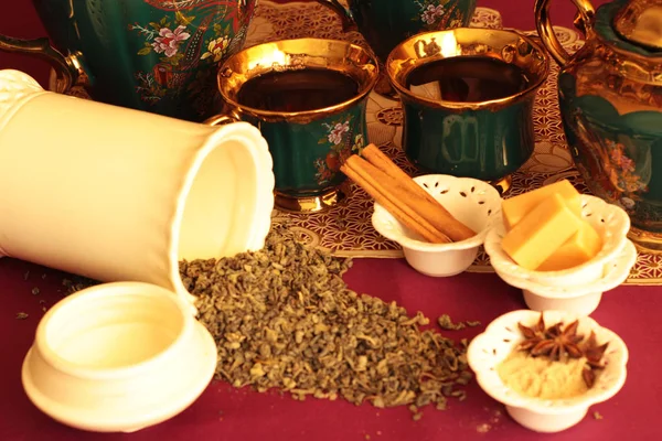 çay şeker gevşek çay tarçın çubukları ve diğer baharatlar bardak