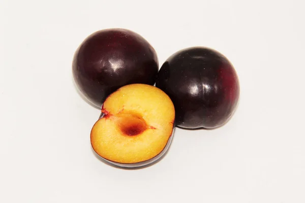 beyaz zemin üzerinde üç Erik