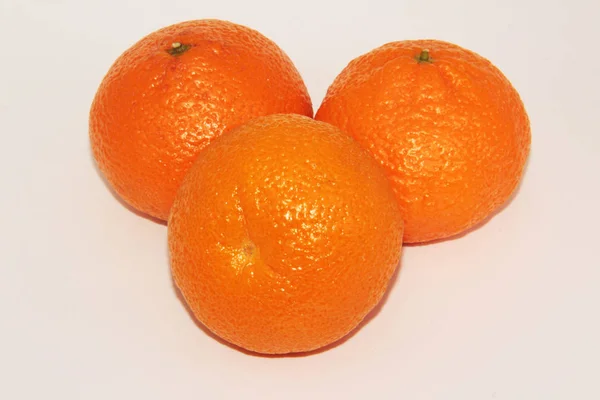 Tre Apelsiner Vit Bakgrund — Stockfoto