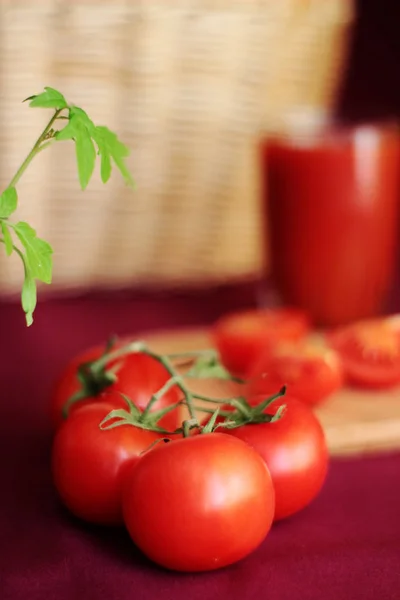 dal ve kesme tahtası ve domates suyu bir bardak üzerinde kesilmemiş domates domates
