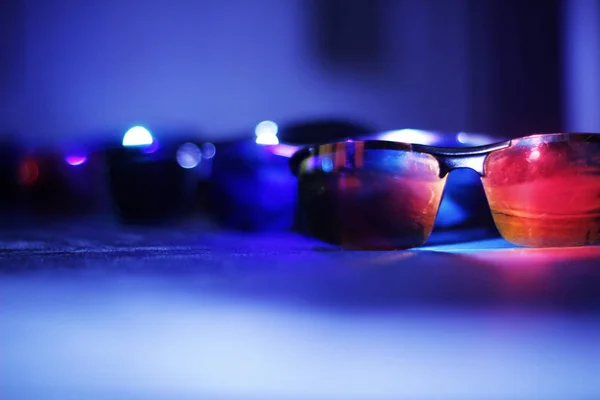 mylticolored güneş gözlüğü yakın