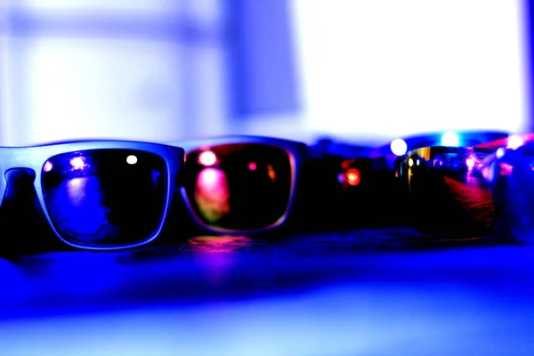 mavi arka plan üzerinde çok renkli güneş gözlüğü