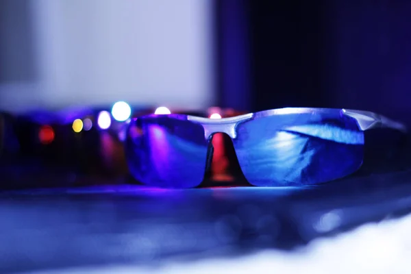 mavi arka plan üzerinde çok renkli güneş gözlüğü