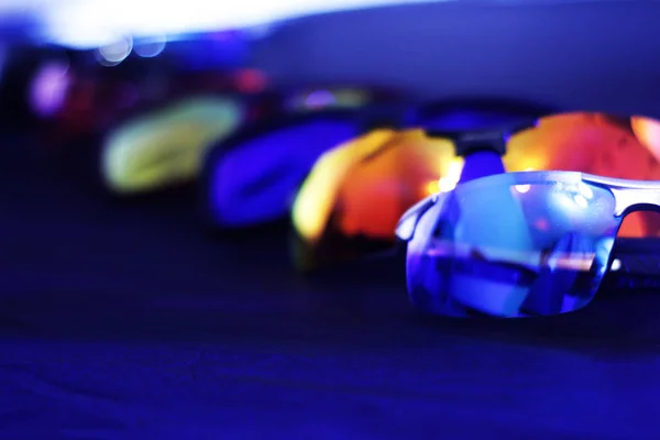 mavi arka plan üzerinde çok renkli güneş gözlüğü