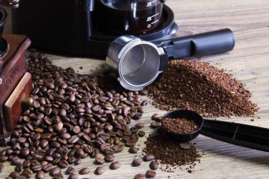 kahve çekirdekleri zemin kahve ve kahve makinesi