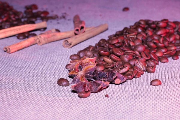 Yıldız anason kahve çekirdekleri ve tarçın