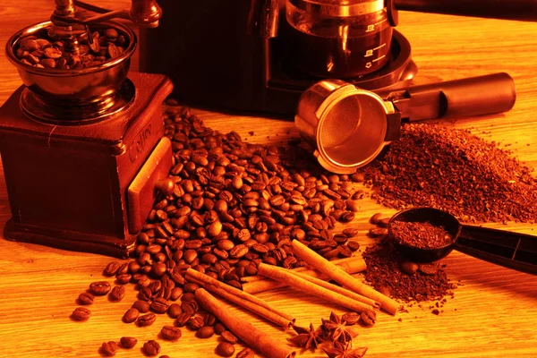 dağınık kahve çekirdekleri kahve makinesi ve kahve değirmeni