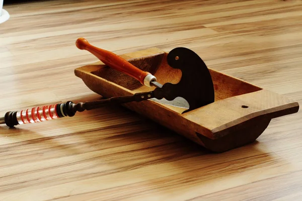 antika ahşap tepsi ve kesiciler