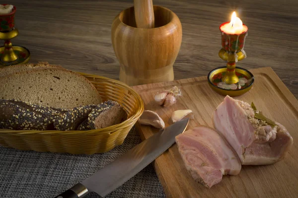 pastırma sarımsak mum ve ekmek bir sepet içinde natürmort