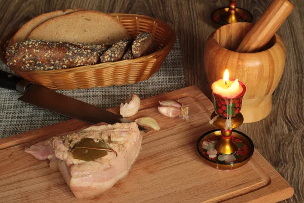 pastırma sarımsak mum ve ekmek bir sepet içinde natürmort