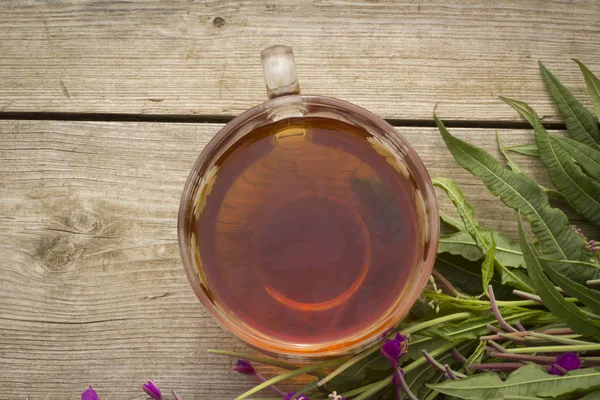 ahşap bir arka plan üzerinde söğüt ot ve çay fincan