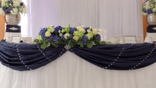 Luxus stilvolle Hochzeitssaal teuer. 17. Schön gestalteter Tisch für das Brautpaar — Stockvideo