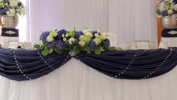 Luxo elegante casamento salão caro. 18. mesa lindamente projetado para a noiva eo noivo — Vídeo de Stock