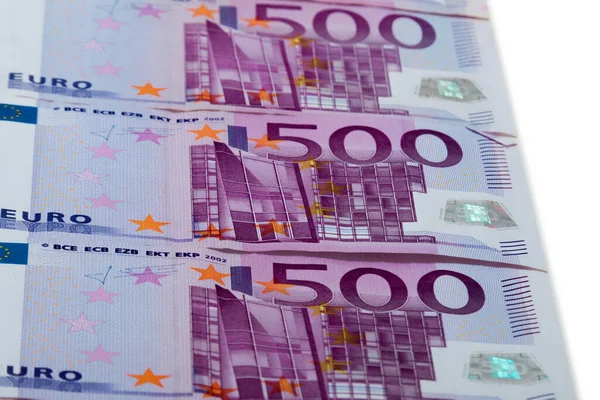 Три номинала пятьсот евро на белом фоне — стоковое фото