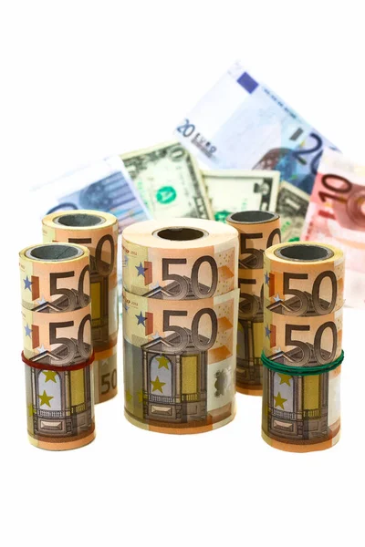 Banknotların rulolarda ve beyaz arka planda toplu olarak farklı değerleri