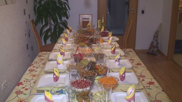 Prachtig geserveerd feestelijke tafel — Stockvideo