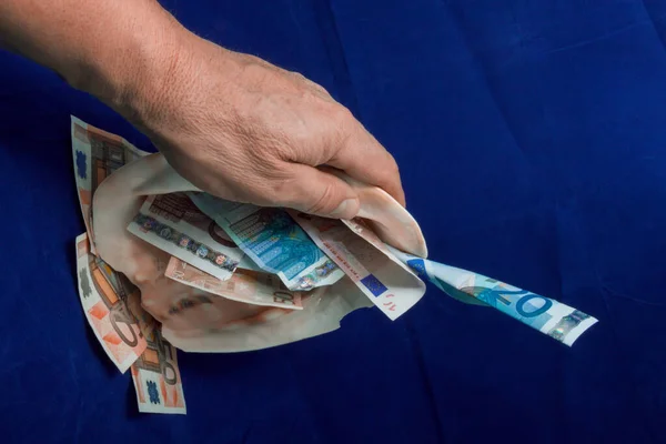 Hand takes a sea-shell in which are Euro banknotes of different denominations — Stock Photo, Image