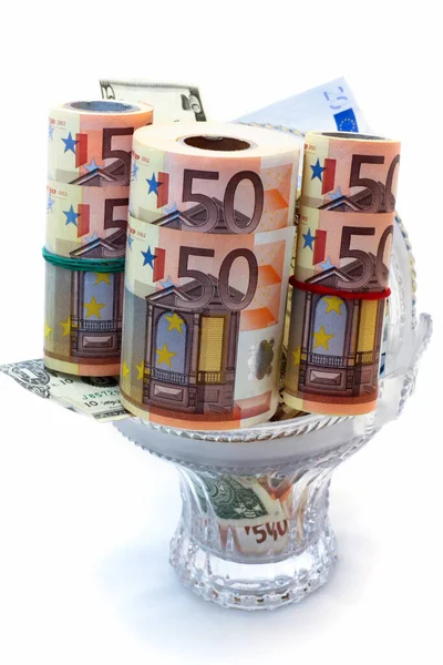 Денежные знаки заложены в вазу, 50 евро свернуты вверх — стоковое фото