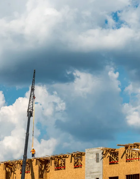 Trabajadores Construcción Techo Con Nubes Grúa Cúmulos Fondo — Foto de Stock