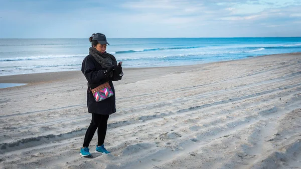 Mujer Paseo Marítimo Con Canchas Mar Playa Voleibol Detrás Ella — Foto de Stock