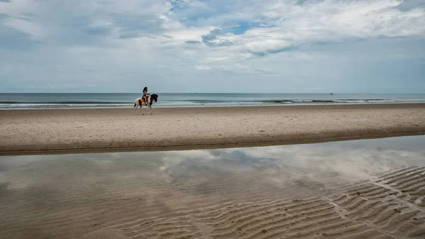 Menina Jovem Montando Cavalo Praia Hua Hin Tailândia Com Nuvens — Fotografia de Stock