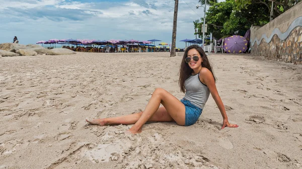 Mujer Joven Con Gafas Sol Sentada Playa — Foto de Stock