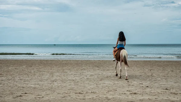 Chica Joven Montando Caballo Playa Hua Hin Tailandia — Foto de Stock