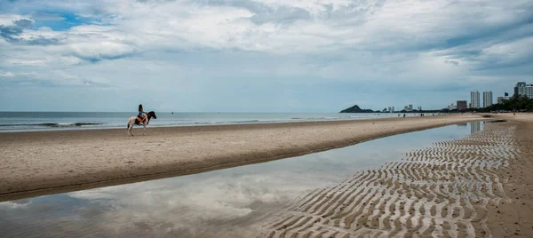 Menina Jovem Montando Cavalo Praia Hua Hin Tailândia Com Nuvens — Fotografia de Stock