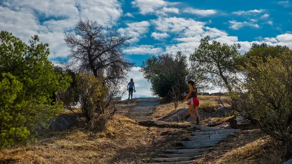 Mujer Adolescente Corriendo Escaleras Arriba Atenas Camino Través Del Parque — Foto de Stock