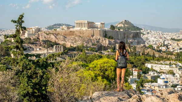 Nastolatka Widokiem Akropol Partenon Lykavetos — Zdjęcie stockowe