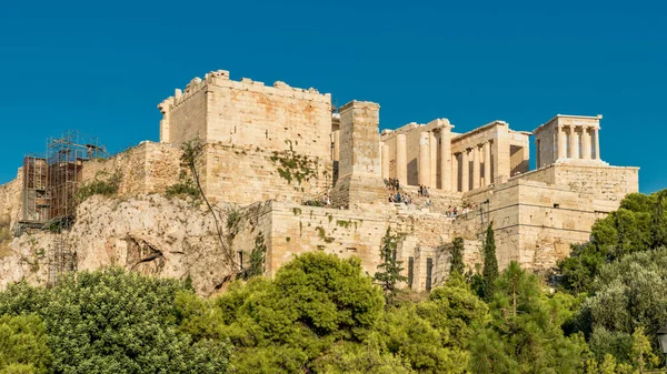 Ateny Grecja Sierpień 2018 Brama Propyleje Akropol Turystów Którzy Chodzą — Zdjęcie stockowe