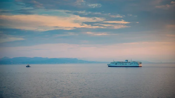 Ferry Boat Remorqué Par Remorqueur Avec Île Grecque Dans Cour — Photo