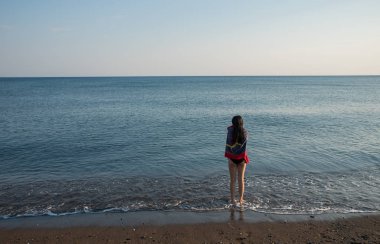 Denize bakan havlu ile su kenarında Teen ayakta