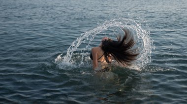 Teen saç suda saygısız ve bir sıçrama yapma