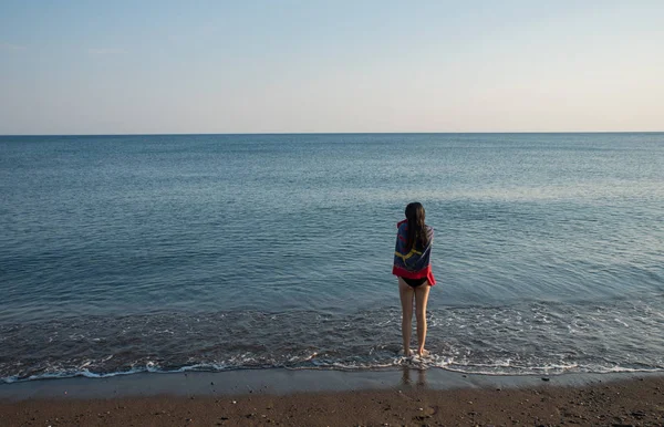 Adolescente Pie Borde Del Agua Con Toalla Mirando Mar — Foto de Stock