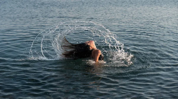 Adolescente Volteando Pelo Agua Haciendo Chapoteo — Foto de Stock