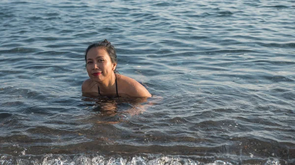 Mujer Sentada Mar Grecia — Foto de Stock