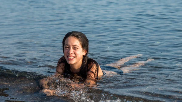 Adolescente Acostada Boca Abajo Playa Sonriendo —  Fotos de Stock
