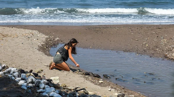 Niña Alimentando Tortugas Playa — Foto de Stock