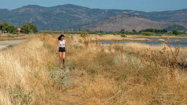 Adolescente Caminando Través Hierba Seca Junto Lago Con Montañas Fondo — Foto de Stock
