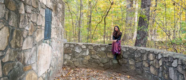 Mujer Sarong Sentada Pared Piedra Anfiteatro — Foto de Stock