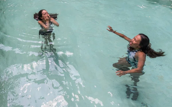 Madre Hija Nadando Piscina —  Fotos de Stock