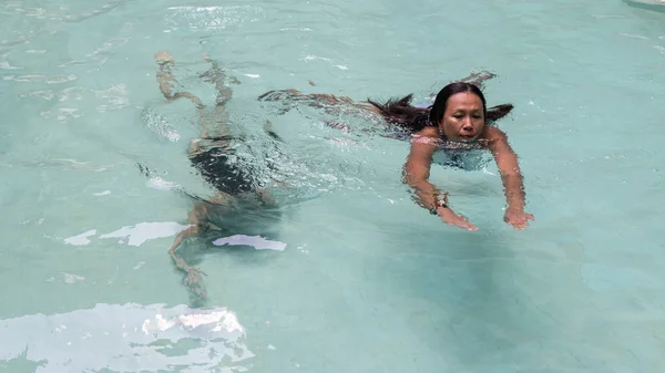 Madre Hija Nadando Piscina —  Fotos de Stock