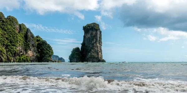 Vista Uma Ilha Nong Tailândia Com Ondas Rolando Para Costa — Fotografia de Stock