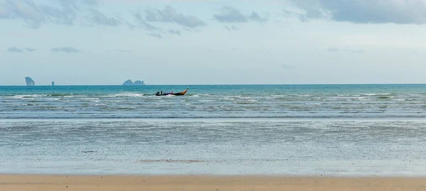 Thai Longtail Boat Riding Surf Islands — Stock Photo, Image