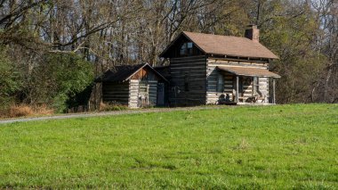 Eski kabin döken/outhouse yanında woods yanındaki alanı